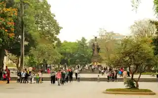 Vườn hoa Lý Thái Tổ ( vườn hoa Chí Linh) - Tượng đài vua Lý Thái Tổ