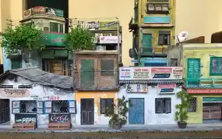 Chàng trai ‘xây nhà’ từ bìa carton, que kem