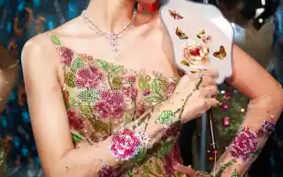 Hương Ly khoe dáng mình hạc xương mai với váy xuyên thấu