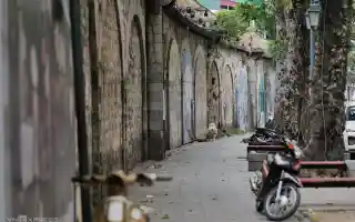 Phố bích hoạ Phùng Hưng xuống cấp