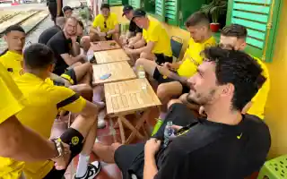 Cầu thủ Dortmund dạo phố bằng xích lô, uống cafe vỉa hè