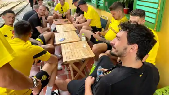 Cầu thủ Dortmund dạo phố bằng xích lô, uống cafe vỉa hè