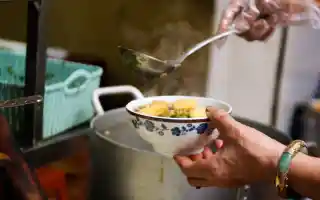 Hàng bánh đúc nóng hơn 30 năm ở Hà Nội