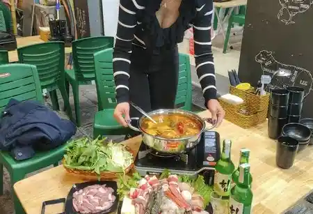 Lẩu Thái giá vỉa hè – LÒNG THỬA, GẦU GIÒN, TÔM NHẢY, U HOA đẹp như Manwah