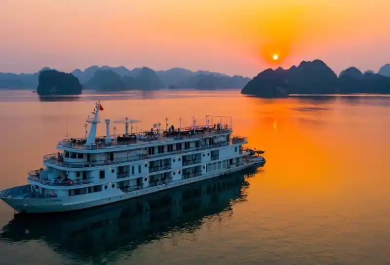 Ngắm hoàng hôn trên boong tàu