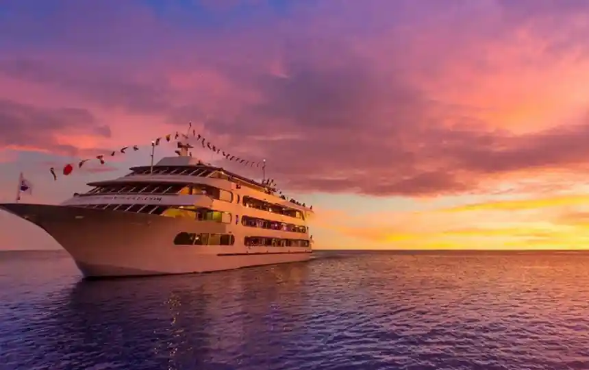 Ngắm hoàng hôn trên boong tàu