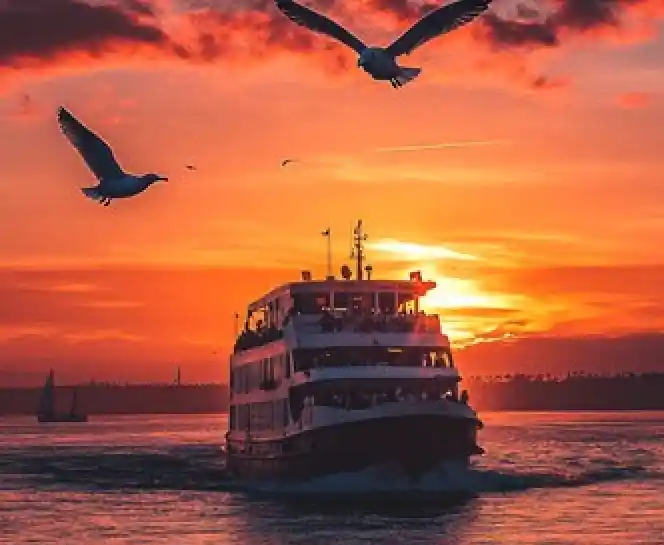 Ngắm hoàng hôn trên boong tàu