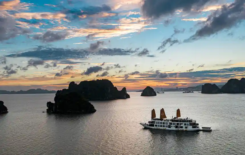 Ngắm hoàng hôn trên vịnh