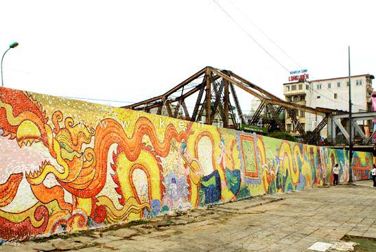 Suy nghĩ về con đường gốm sứ ở trên đê Hà Nội